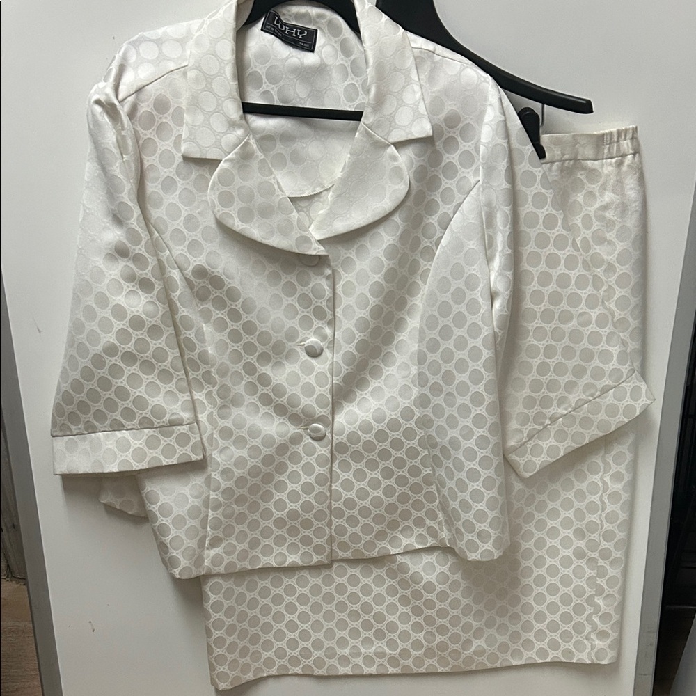 FORMAL WHITE SKIRT SUIT.